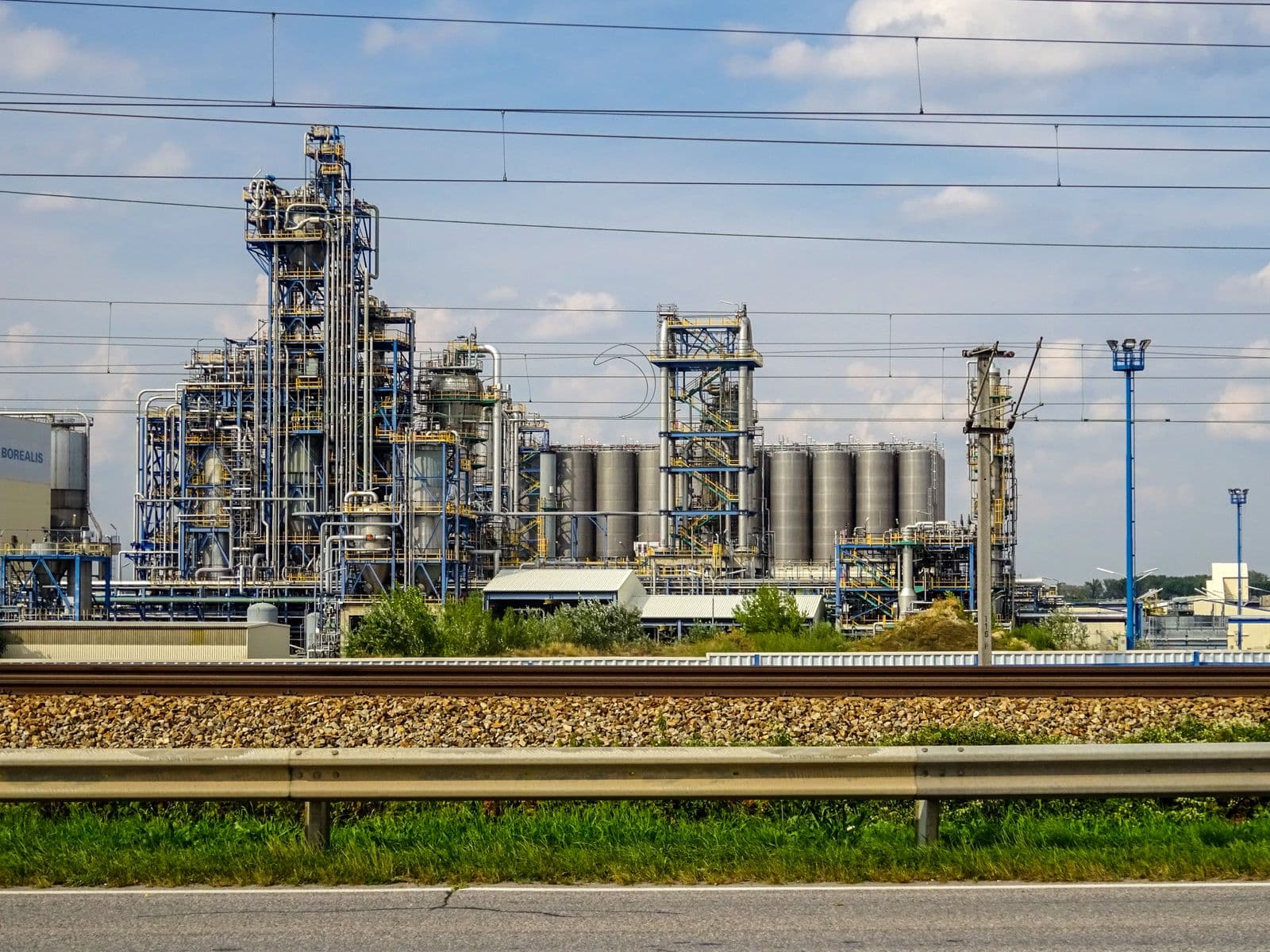 Chemical process plant with distillation columns, pipework and storage vessels